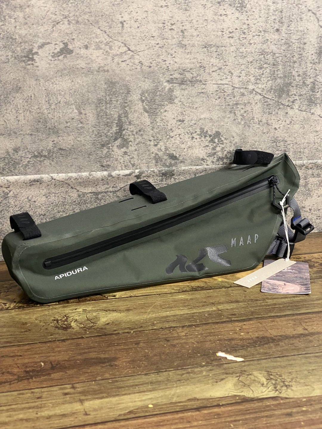 KL957 アピデュラ APIDURA x MAAP Frame Pack 4L フレームバッグ オリーブ