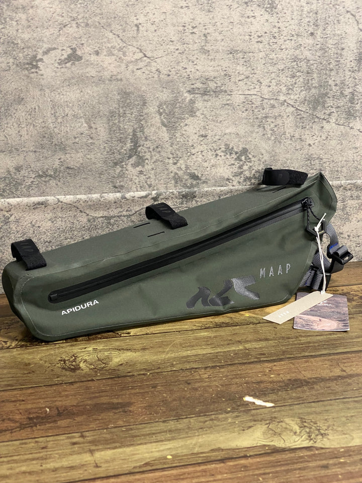 KL957 アピデュラ APIDURA x MAAP Frame Pack 4L フレームバッグ オリーブ