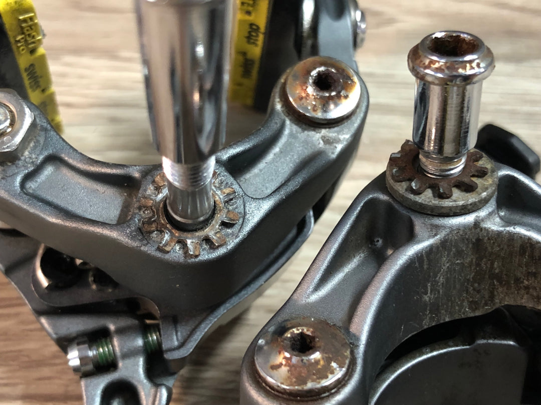 JL129 シマノ SHIMANO アルテグラ ULTEGRA BR-6800 ブレーキキャリパー ※錆,アジャスターワイヤー固定部品欠品,フロント動作不良のためジャンク