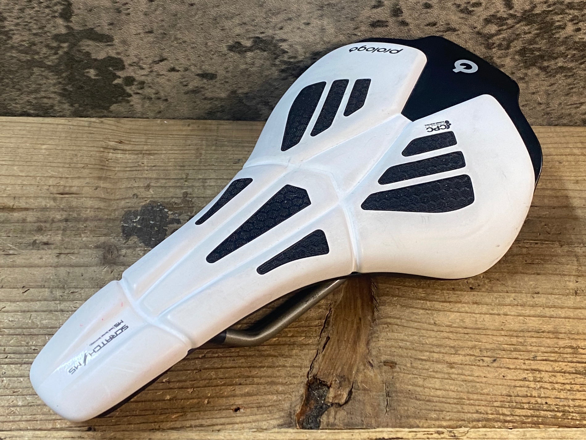 JP065 プロロゴ prologo スクラッチ SCRATCH M5 サドル 白 TiroX