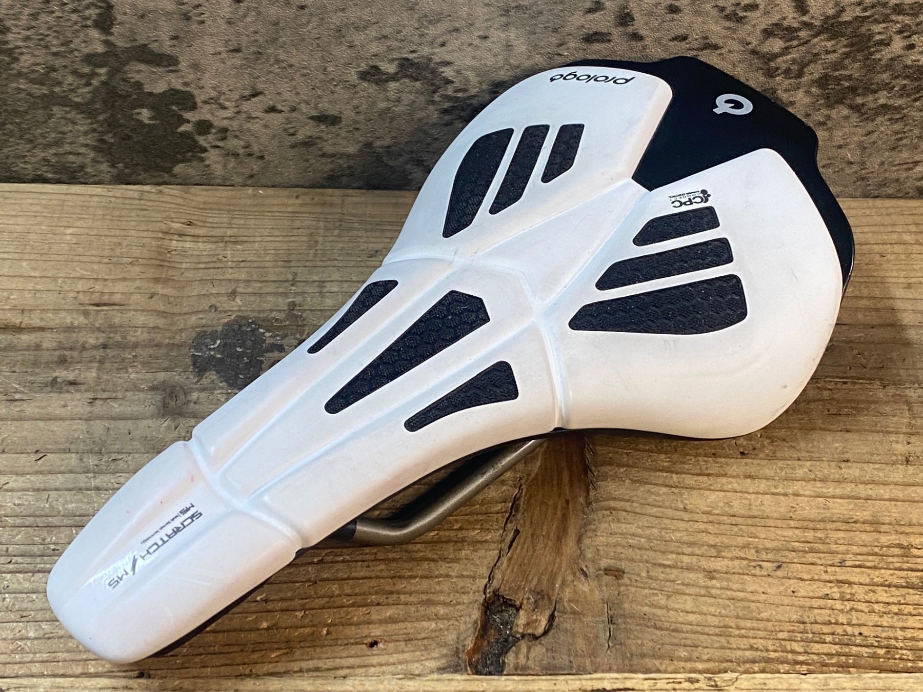 JP065 プロロゴ prologo スクラッチ SCRATCH M5 サドル 白 TiroX