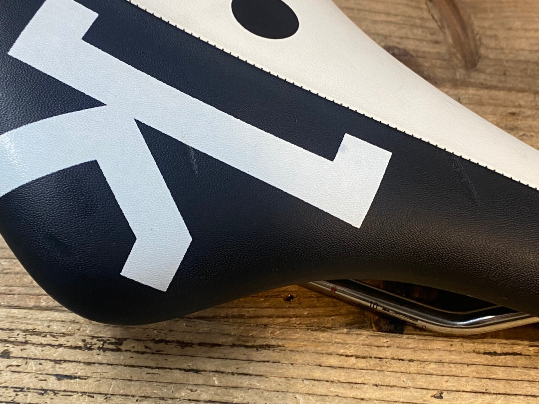 JP107 フィジーク fizik アレス ARES サドル 白 黒 kiumレール ※固定プレート欠品