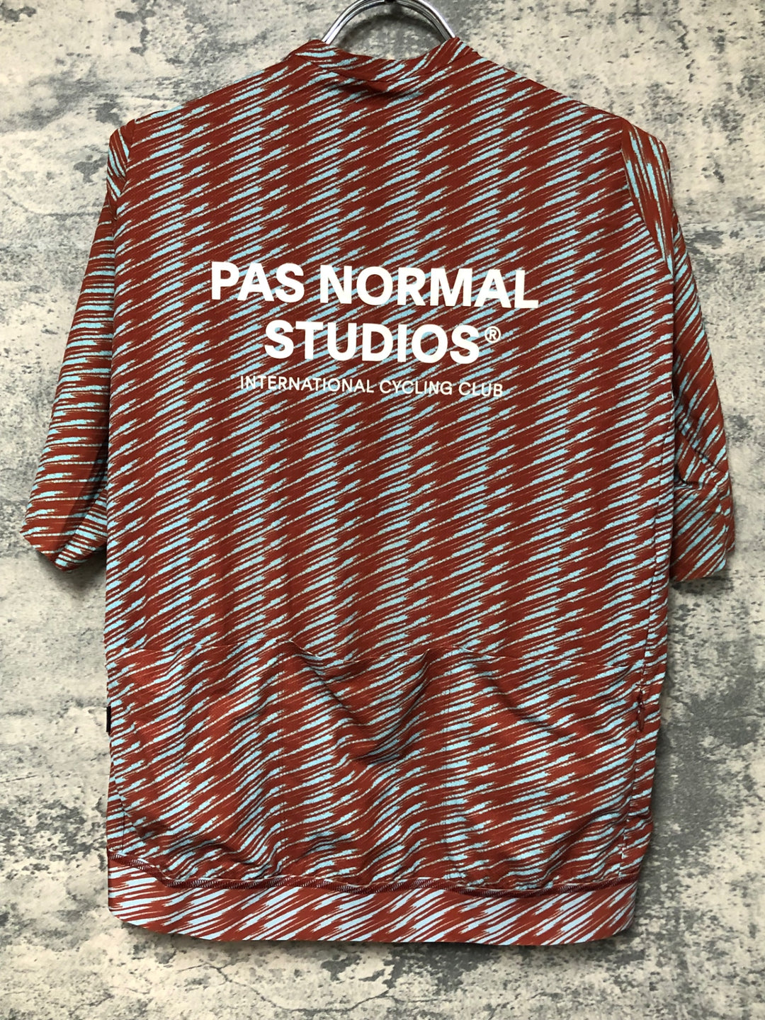 JV762 パスノーマルスタジオ PAS NORMAL STUDIOS SOLITUDE JERSEY 半袖サイクルジャージ 赤青 XL