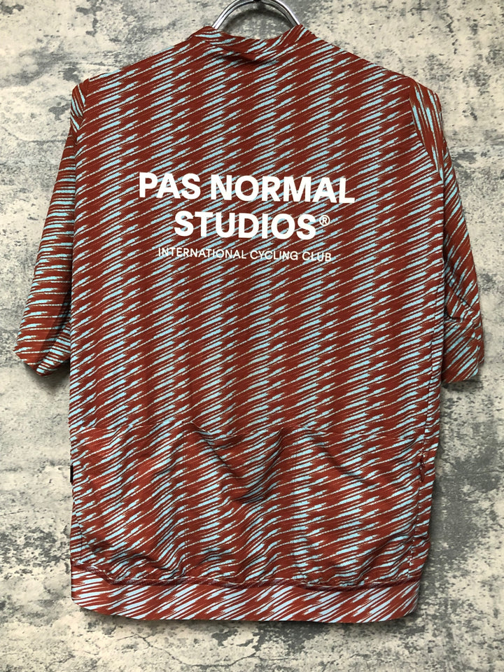 JV762 パスノーマルスタジオ PAS NORMAL STUDIOS SOLITUDE JERSEY 半袖サイクルジャージ 赤青 XL
