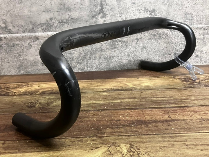 JY014 TNi PELOTON カーボン ドロップハンドル φ31,8 400mmブラケットC-C ※レバークランプ部クラックのためジャンク