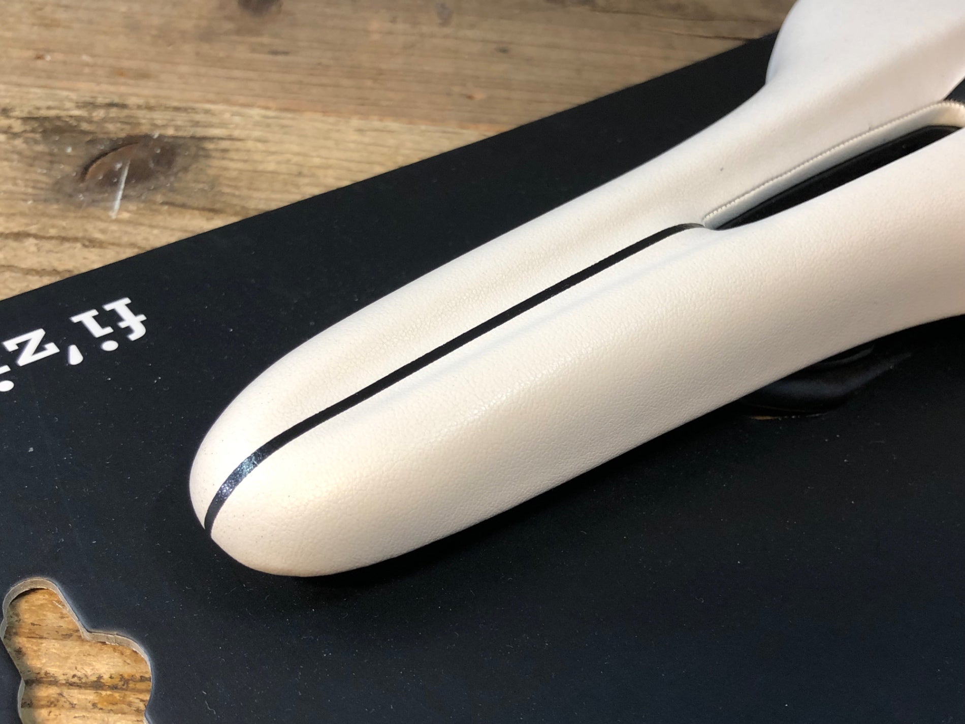 JP002 フィジーク fizik アリオネ ARIONE OPEN R3 REGULAR サドル 白