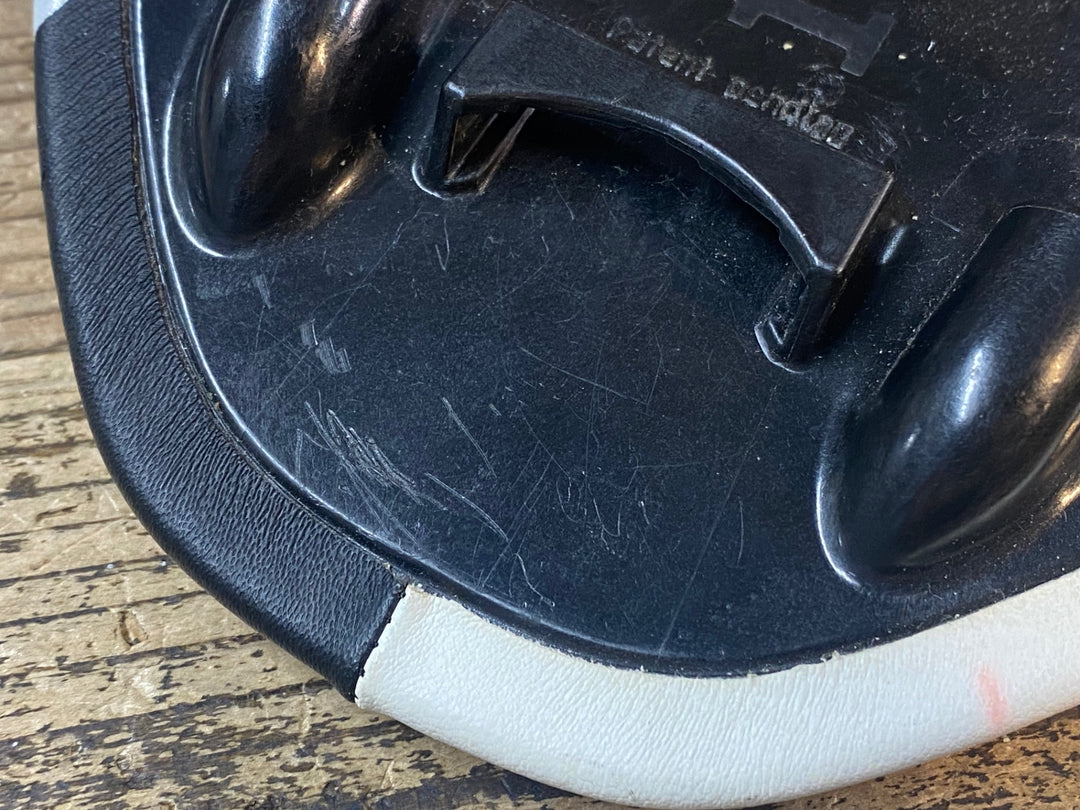 JP107 フィジーク fizik アレス ARES サドル 白 黒 kiumレール ※固定プレート欠品