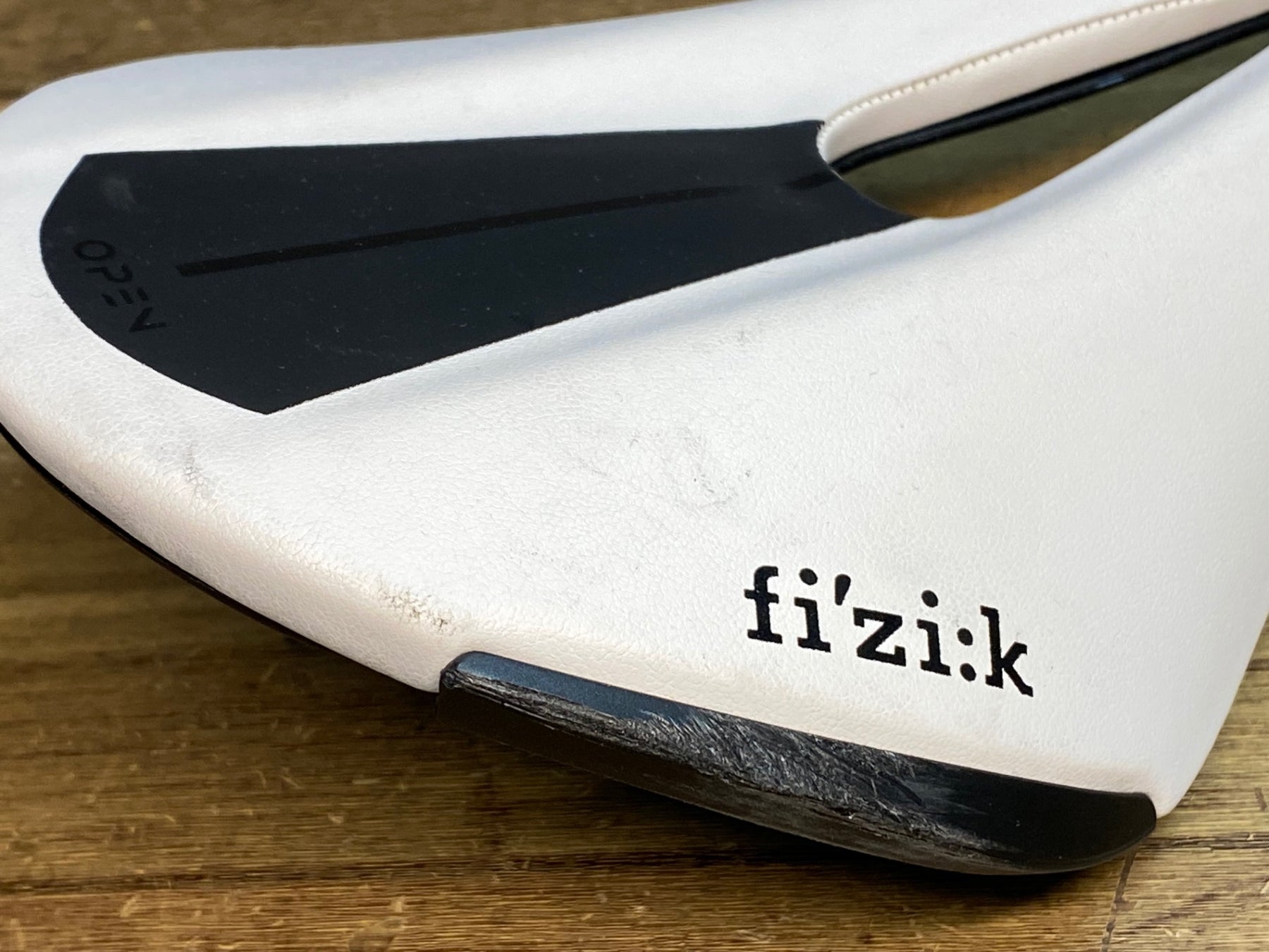 fizik Aliante R3 openサドル ホワイト　レギュラーサイズ Fizik Aliante R3 Open, Regular - Wabi Cycles