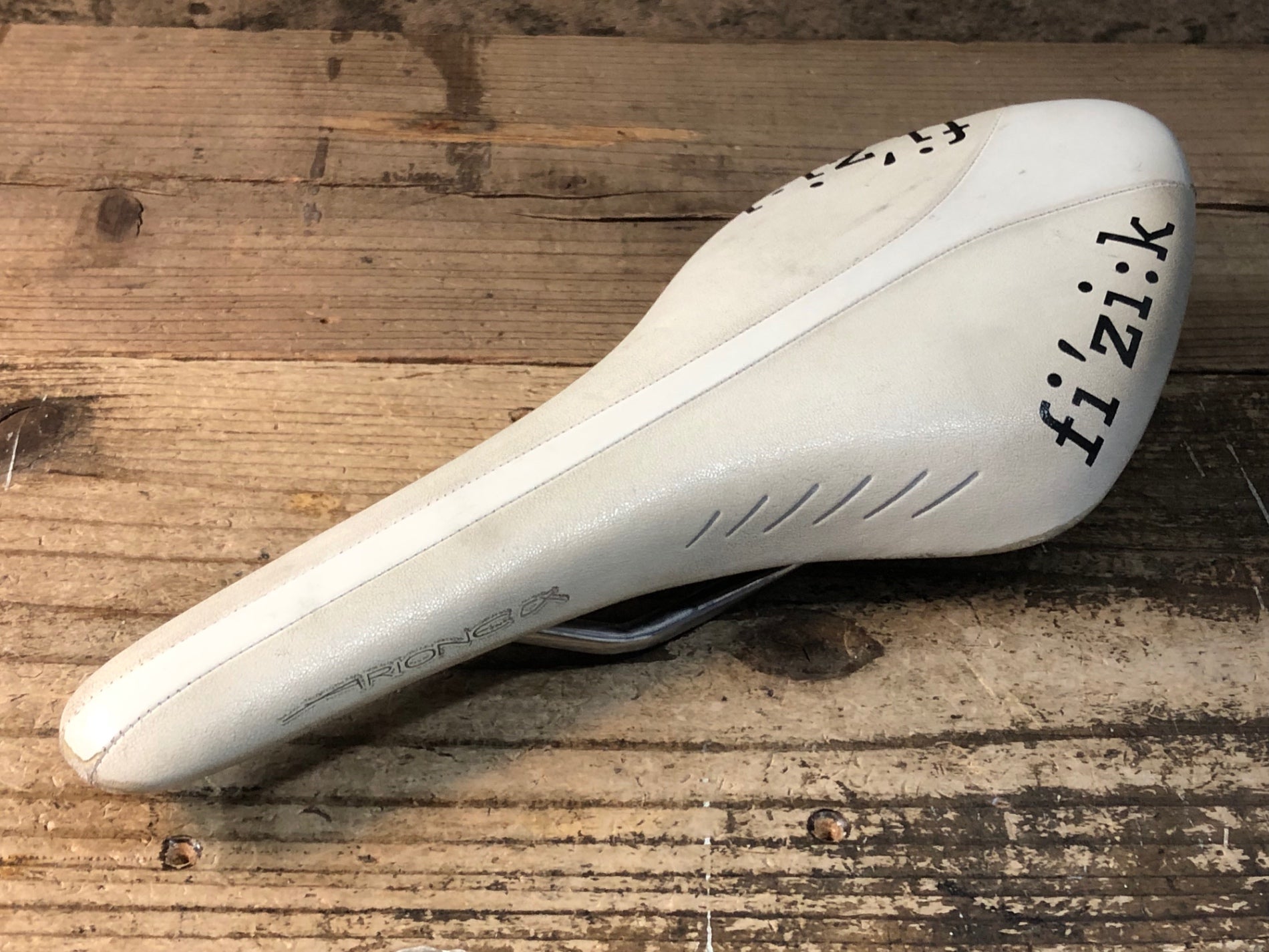 JS058 フィジーク fizik アリオネ ARIONE CX サドル 白 kiumレール