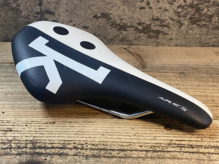 JP107 フィジーク fizik アレス ARES サドル 白 黒 kiumレール ※固定プレート欠品