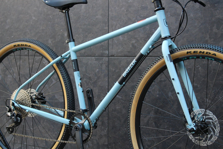 未走行品！ブリーザー BREEZER ラダー カフェ RADAR CAFE 2025 XS シマノ デオーレ 1×10S 油圧DISC クロモリ クロスバイク 【福岡店】