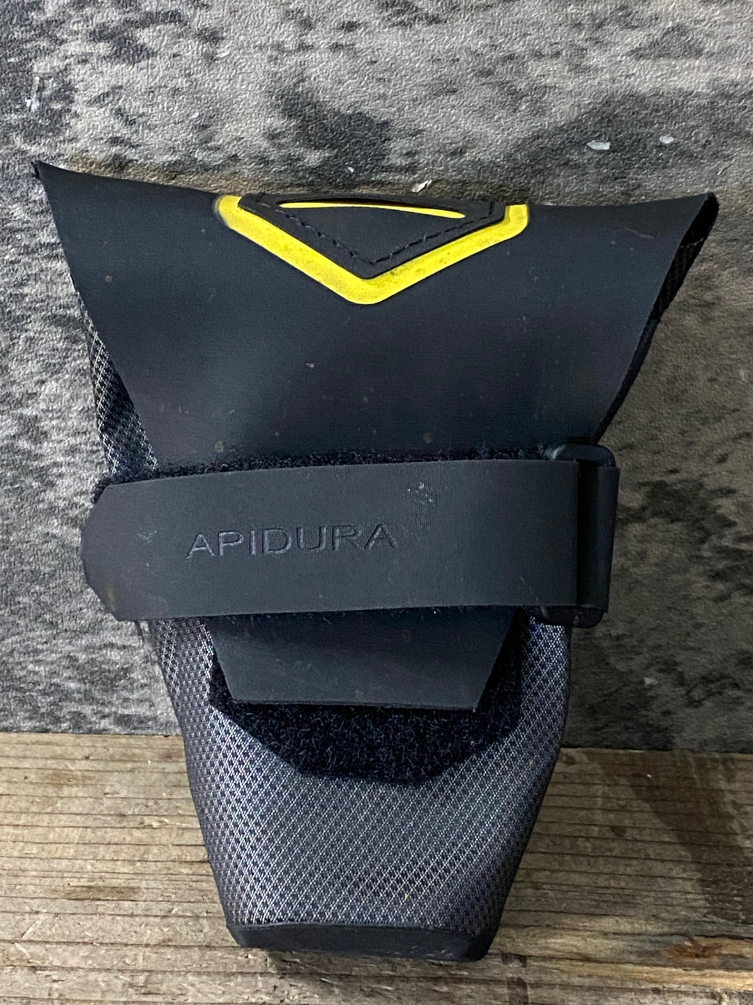 JV843 アピデュラ APIDURA サドルバッグ 黒 グレー