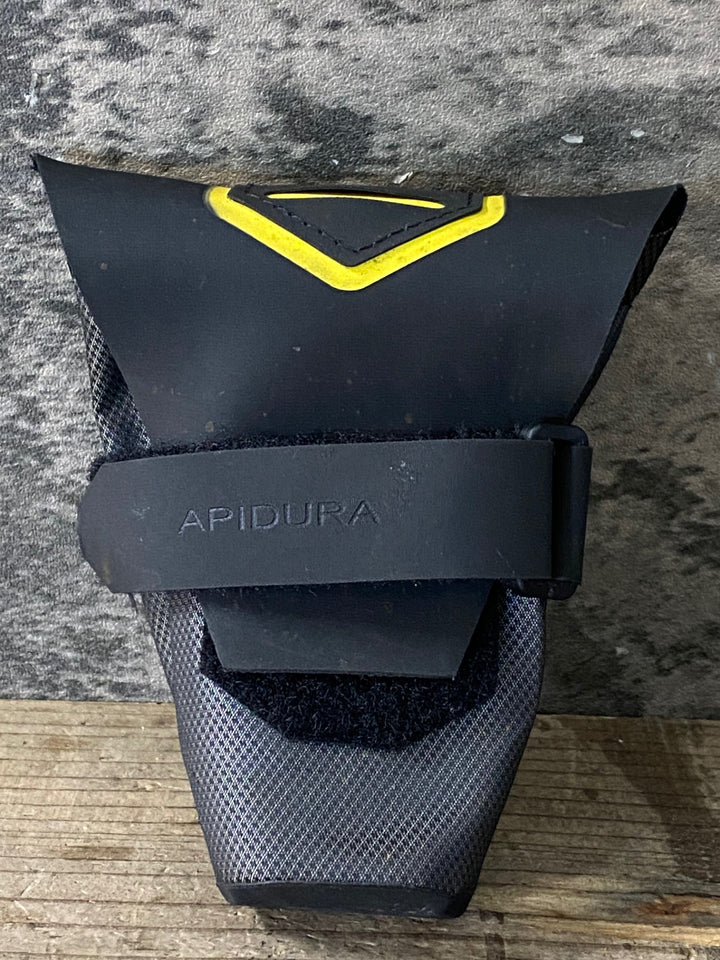 JV843 アピデュラ APIDURA サドルバッグ 黒 グレー