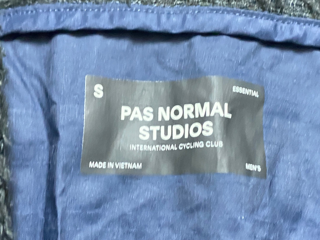 KM708 パスノーマルスタジオ PAS NORMAL STUDIOS ESSENTIAL INSULATED JACKET 長袖 ウィンドブレーカー 紺 S