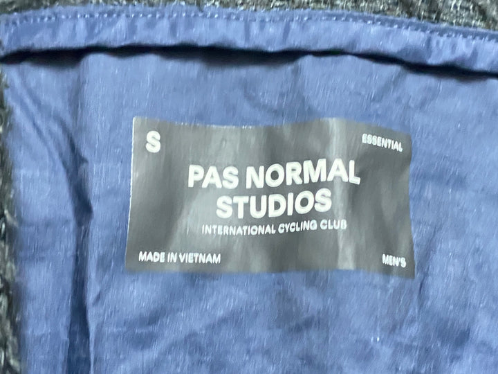 KM708 パスノーマルスタジオ PAS NORMAL STUDIOS ESSENTIAL INSULATED JACKET 長袖 ウィンドブレーカー 紺 S