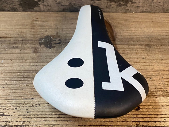 JP107 フィジーク fizik アレス ARES サドル 白 黒 kiumレール ※固定プレート欠品