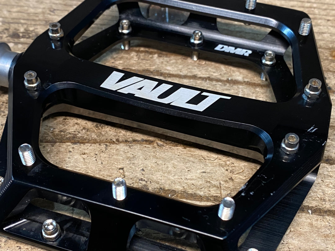 JJ158 DMR VAULT フラットペダル 黒