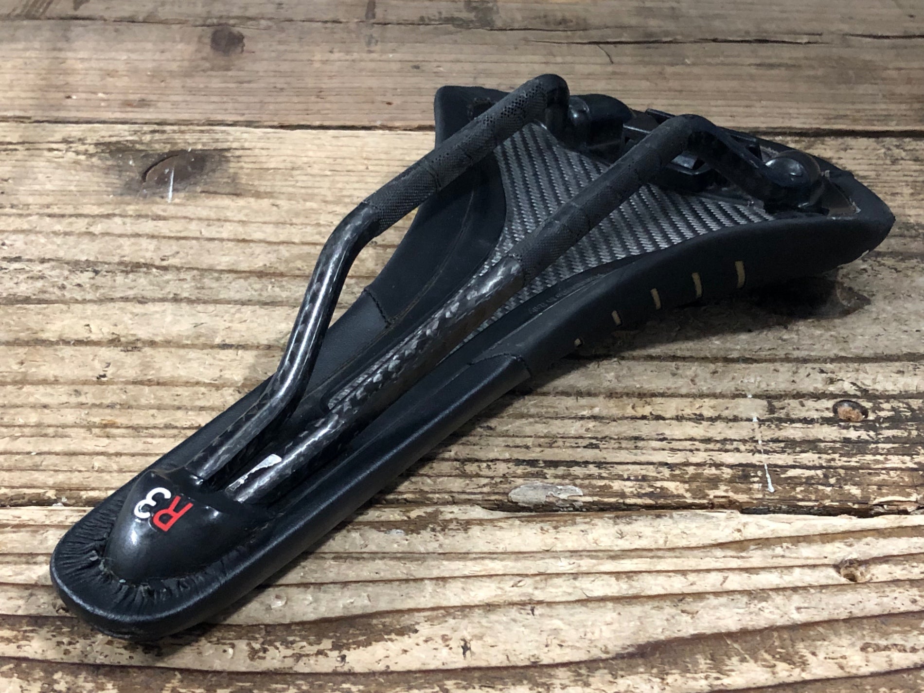 JT073 フィジーク fizik ANTARES R3 サドル 黒 カーボンレール 140mm