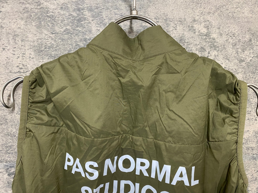 KA511 パスノーマルスタジオ PAS NORMAL STUDIOS ESSENTIAL INSULATED GILET ジレ サイクルベスト オリーブ M