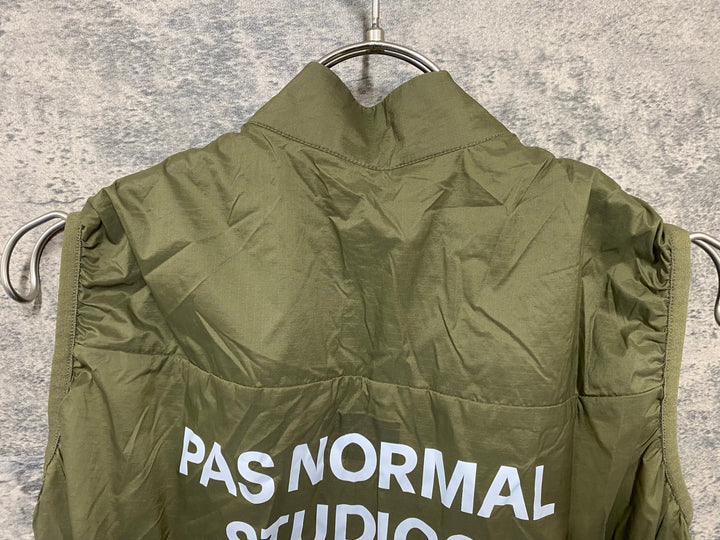 KA511 パスノーマルスタジオ PAS NORMAL STUDIOS ESSENTIAL INSULATED GILET ジレ サイクルベスト オリーブ M