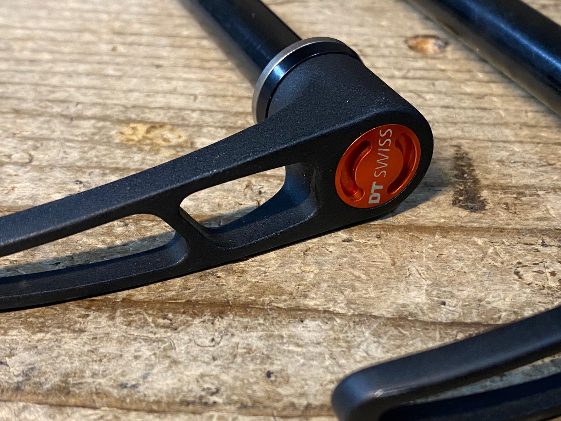 JP384 DTSWISS スルーアクスルF121mm ピッチ1.5mm / R 163mm ピッチ1.5