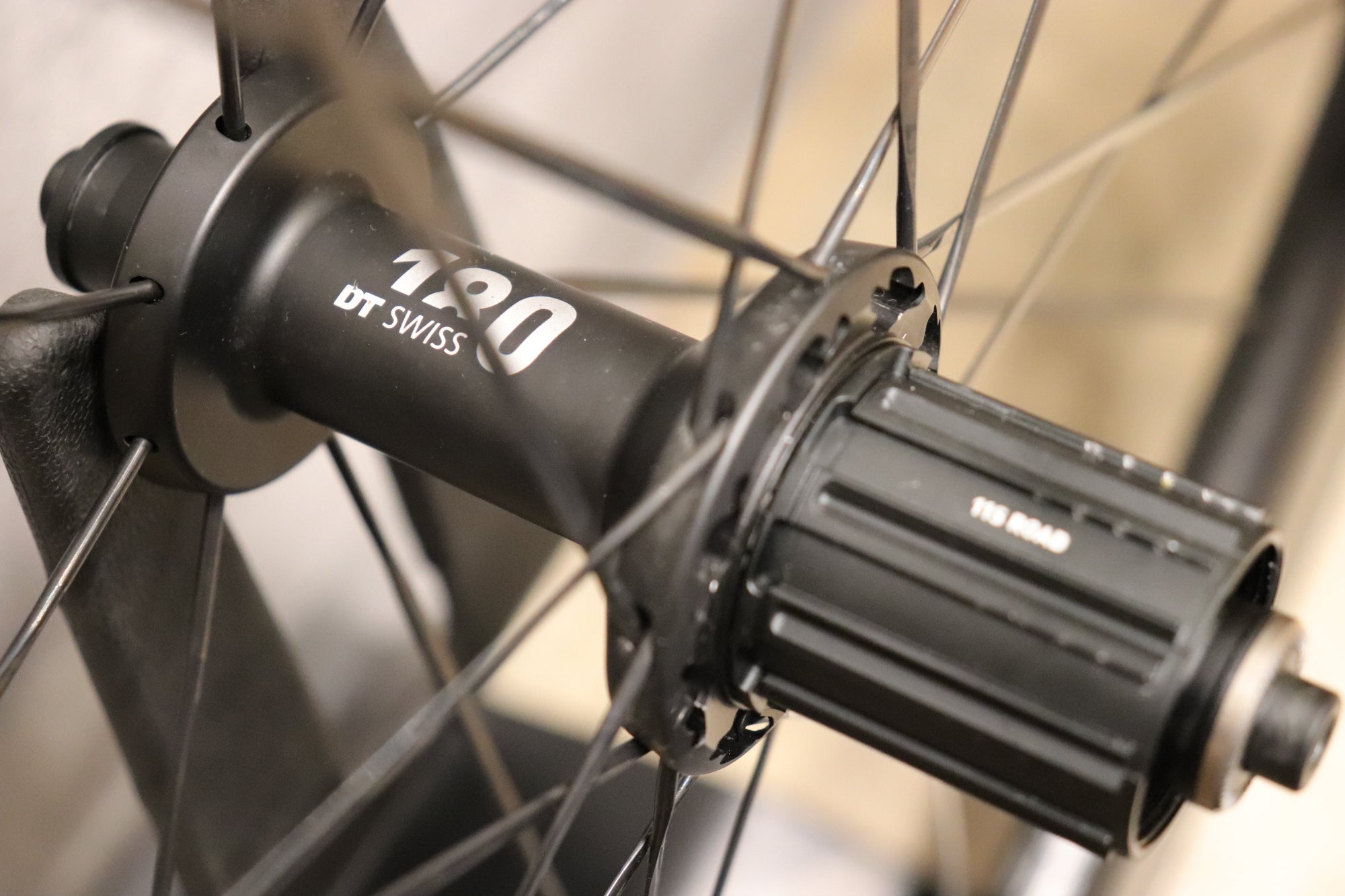 DT SWISS ARC1100 DICUT 48 カーボン チューブレスレディ ホイール