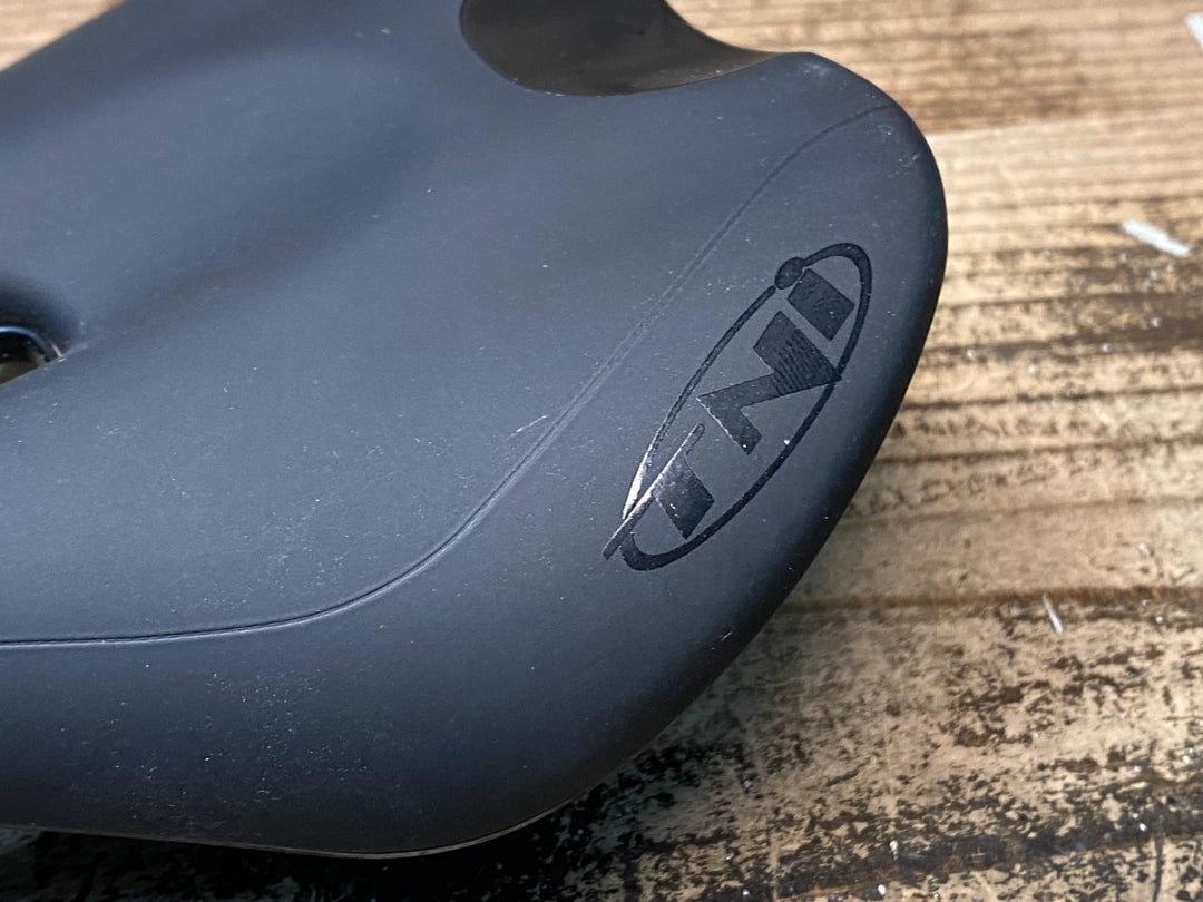 JP321 TNi スリム Slim サドル 黒 carbonレール