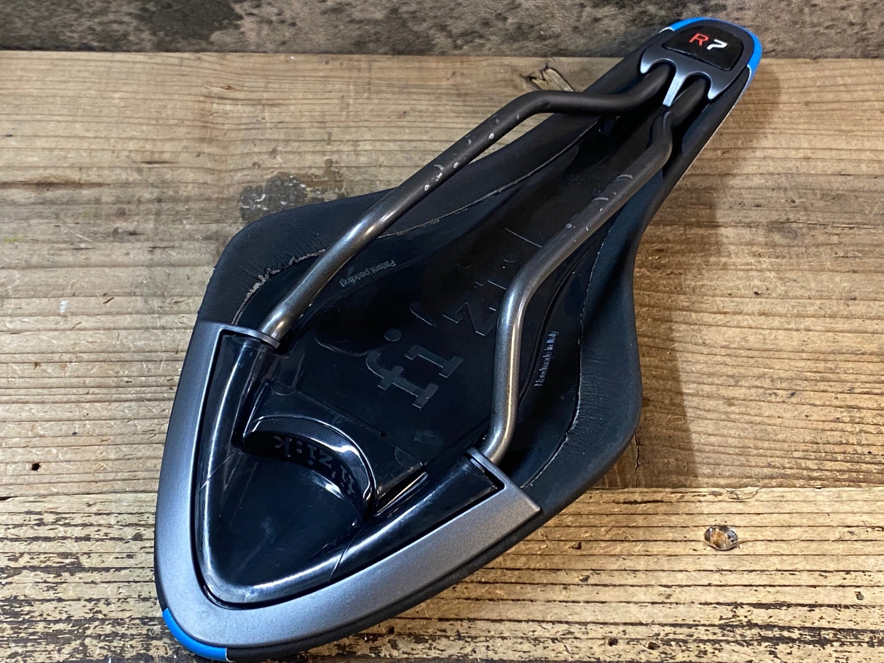 JP087 フィジーク fizik アリオネ ARIONE R7 サドル 黒 青 MANGANESE