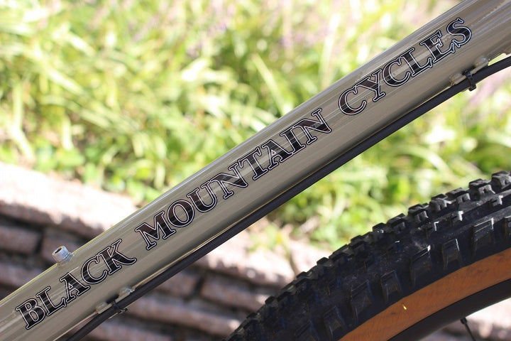ブラックマウンテン BLACK MOUNTAIN CYCLES ラ・カブラ LA CABRA V2 16"サイズ スラム GX 12S クロモリ マウンテンバイク 【名古屋店】