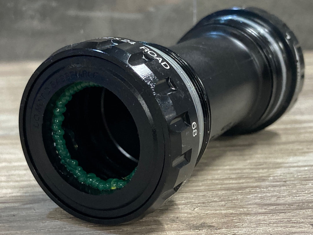 KD008 シマノ SHIMANO デュラエース DURA-ACE BB-R9100 ボトムブラケット JIS 68mm 未使用
