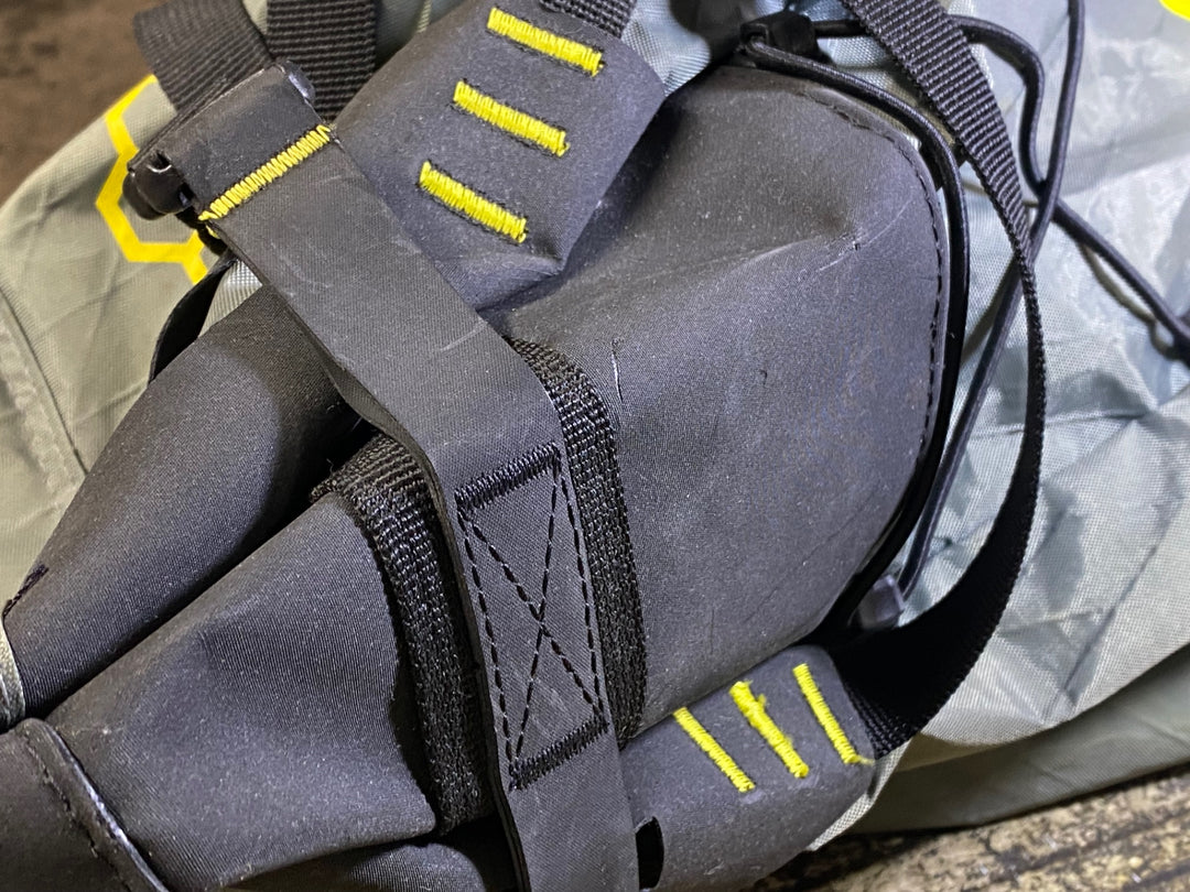 JP021 アピデュラ APIDURA サドルバッグ グレー ※汚れ