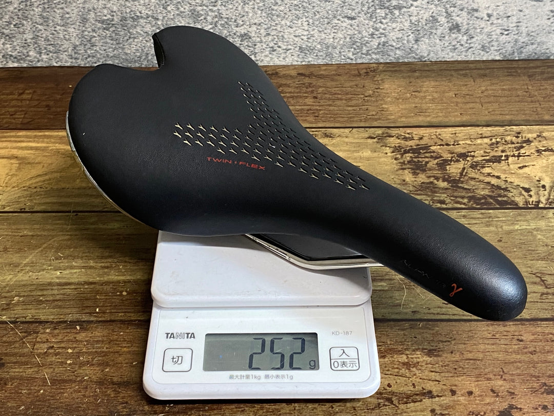 JQ427 フィジーク fizik アリアンテ ALIANTE γ サドル K:iumレール 黒