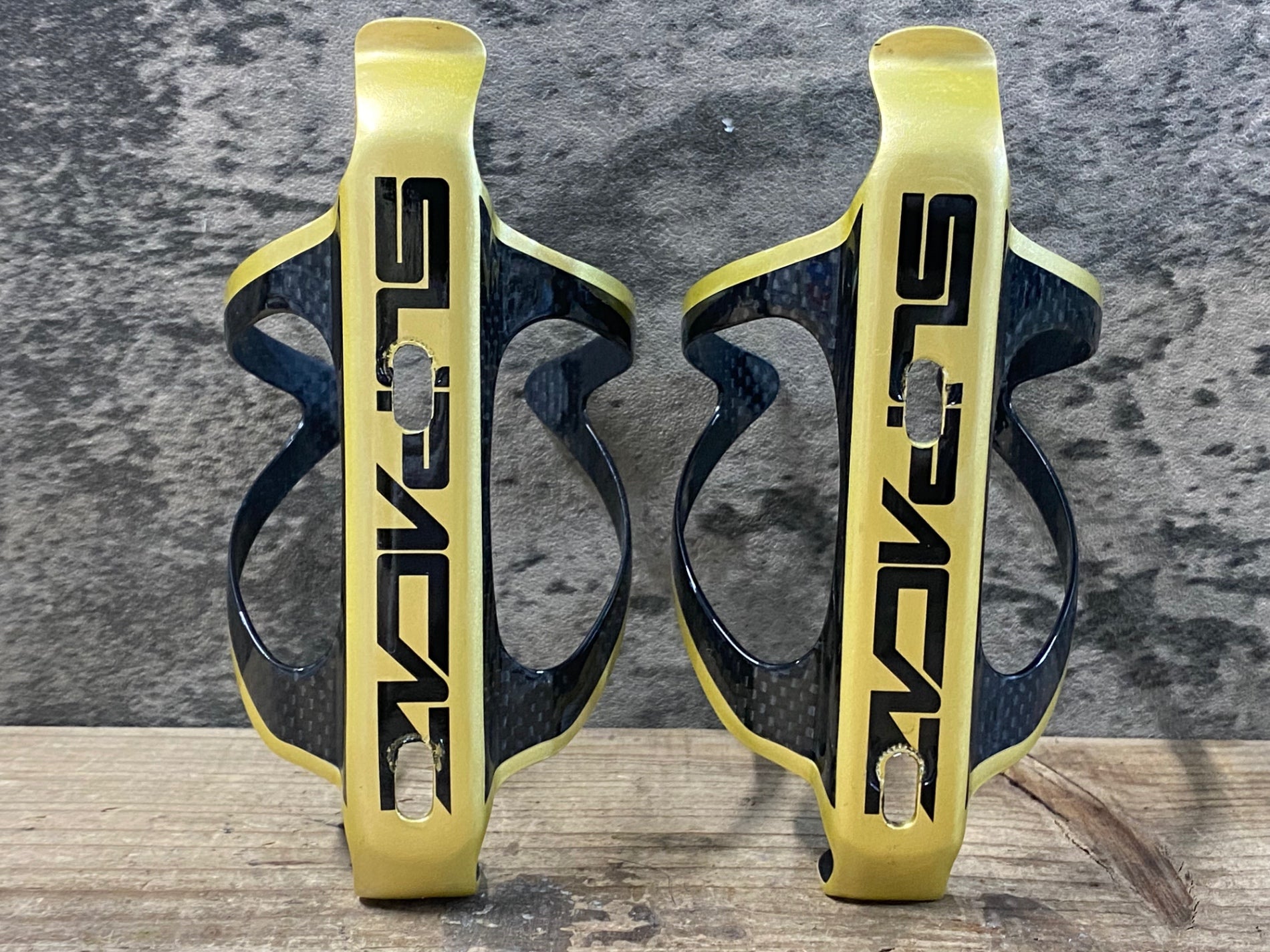 KE348 スパカズ SUPACAZ FLY CAGE CARBON カーボン ボトルケージ 黒金