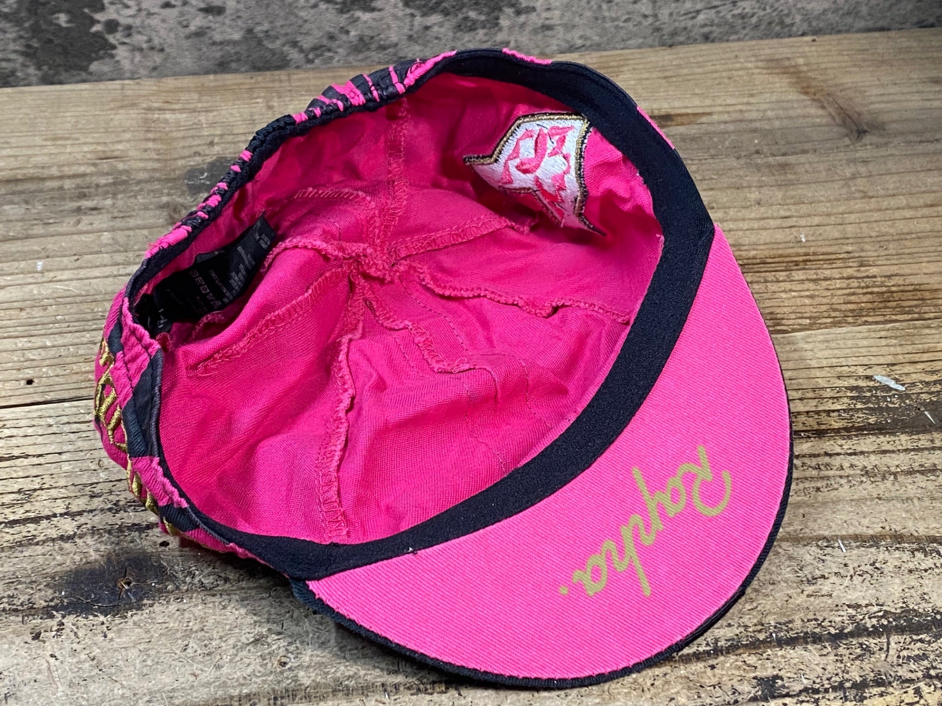 JY829 ラファ Rapha A DAY IN HELL CAP サイクルキャップ 黒 ピンク