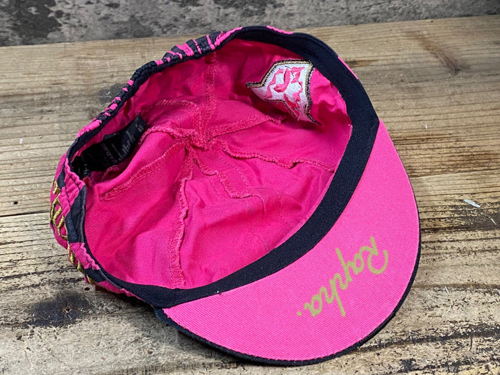JY829 ラファ Rapha A DAY IN HELL CAP サイクルキャップ 黒 ピンク ワンサイズ