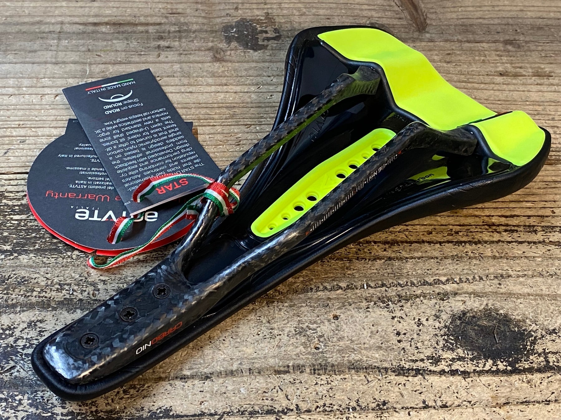 JR438 アスチュート ASTVTE STARLITE CARBON サドル 黒黄 カーボン