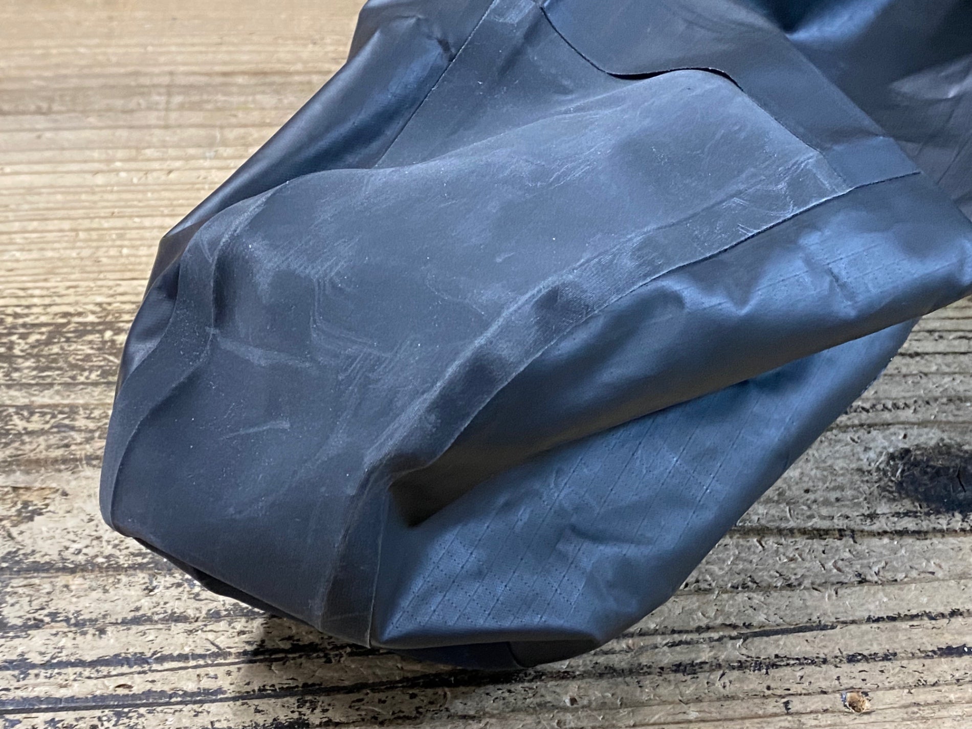 JU129 ラファ Rapha WATERPROOF REAR PACK サドルバッグ 黒 グレー
