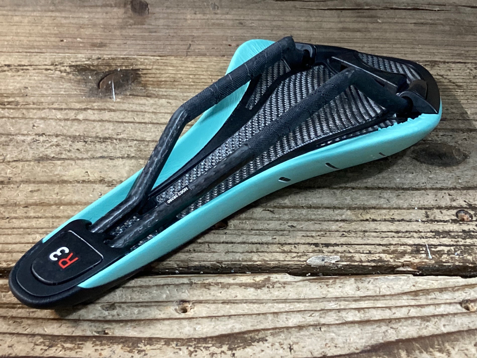 JY022 フィジーク fizik アリオネ ARIONE R3 サドル 黒 チェレステ