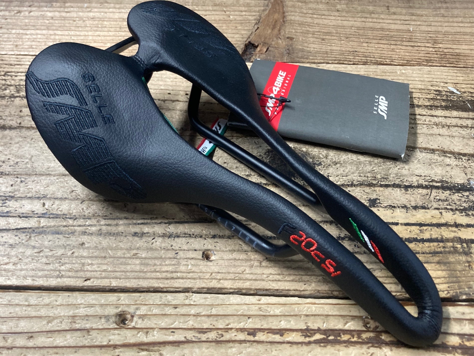 KK393 Selle SMP F20C s.i. サドル 黒 aisi 304 tubeレール – BICI