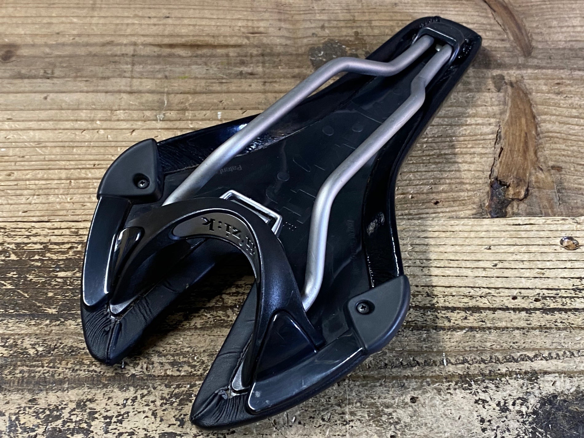JP349 フィジーク fizik ARDEA VS サドル 黒 142mm S.ALLOY – BICI