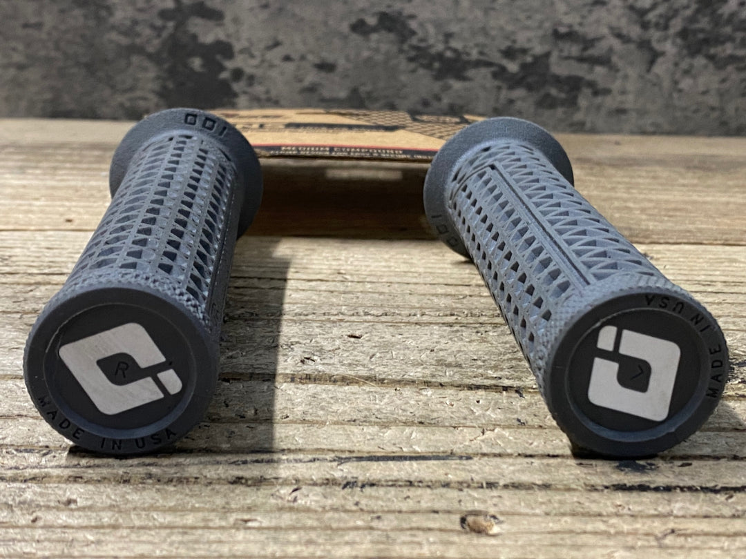 KP641 ODI VANS V2.1 LOCK ON GRIPS グリップ グレー 135mm