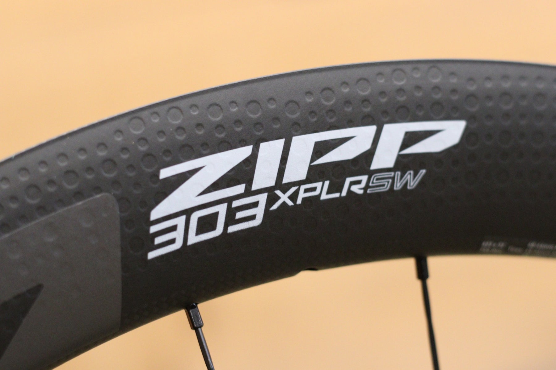 ジップ ZIPP 303 XPLR SW カーボン チューブレスレディ グラベル