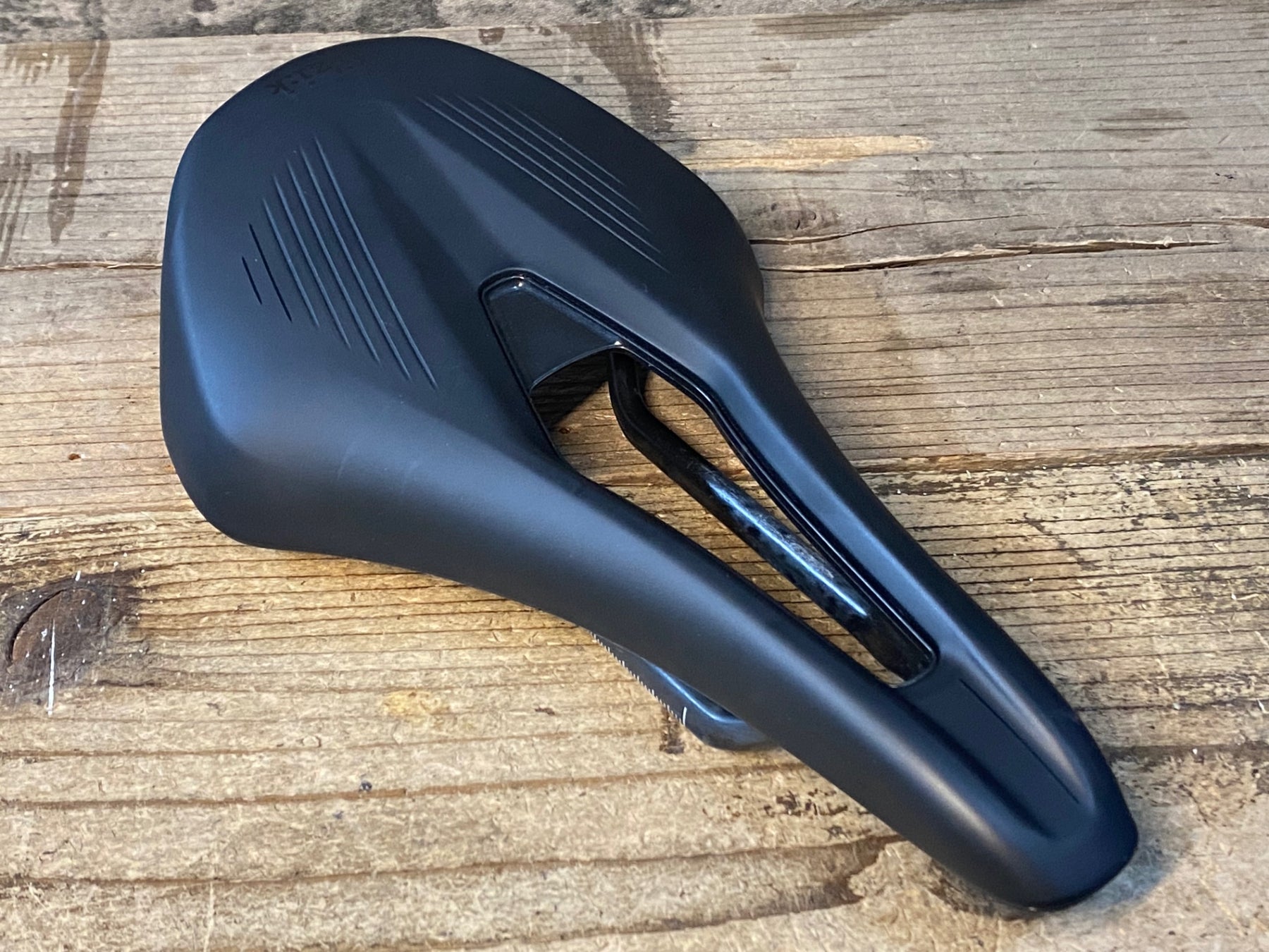 JX683 フィジーク fizik ヴェント VENTO ARGO R1 サドル 黒 カーボン