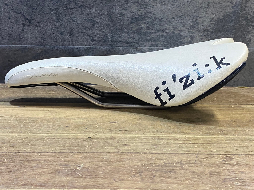 JT772 フィジーク fizik アリアンテ ALiANTE サドル 白 kium レール