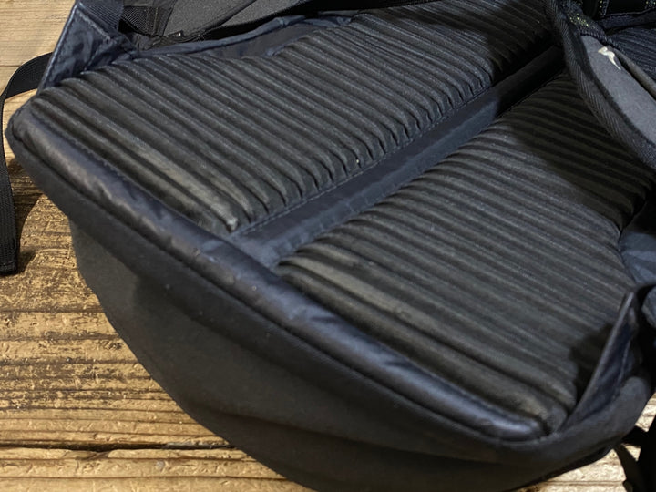 KD467 スペシャライズド SPECIALIZED BASE MILES FTHRWGT BACKPACK バックパック 黒 ※スレ,一部剥がれ