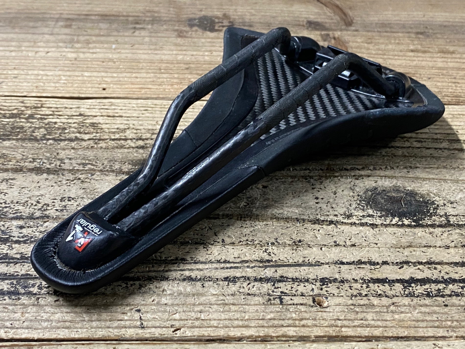 JV081 フィジーク fizik ANTARES R1 regular サドル 黒 カーボンレール