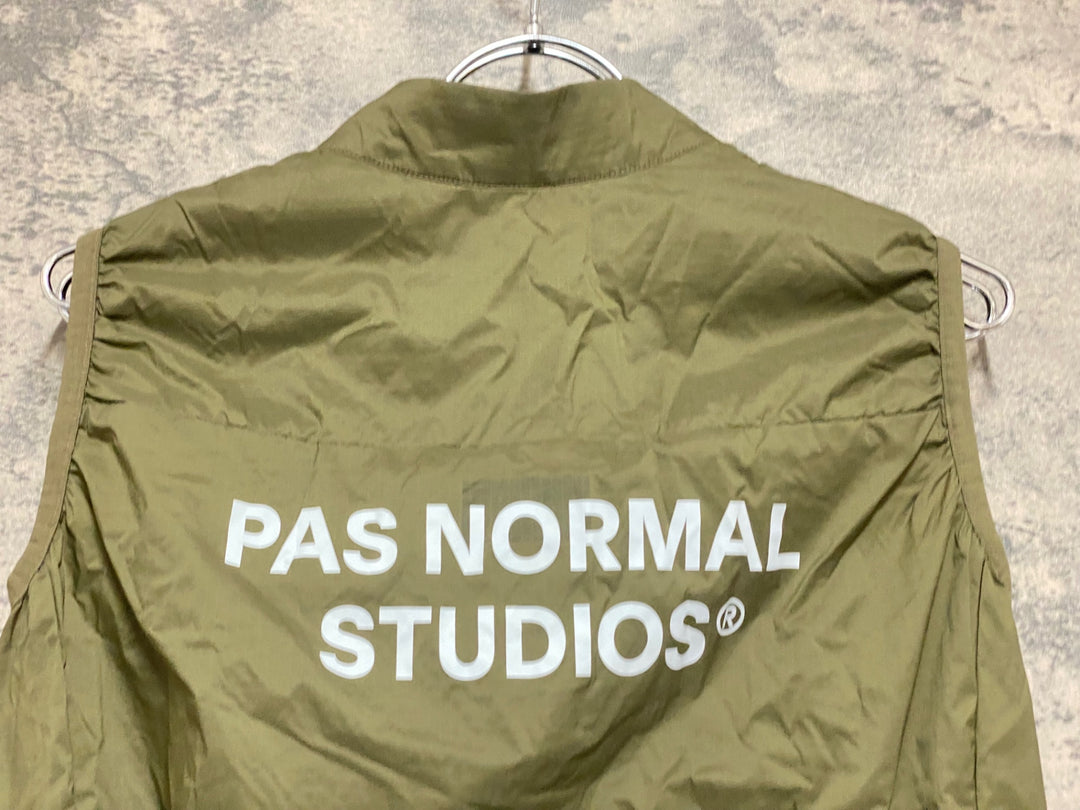 KM710 パスノーマルスタジオ PAS NORMAL STUDIOS ESSENTIAL INSULATED GILET サイクルベスト ジレ カーキ S