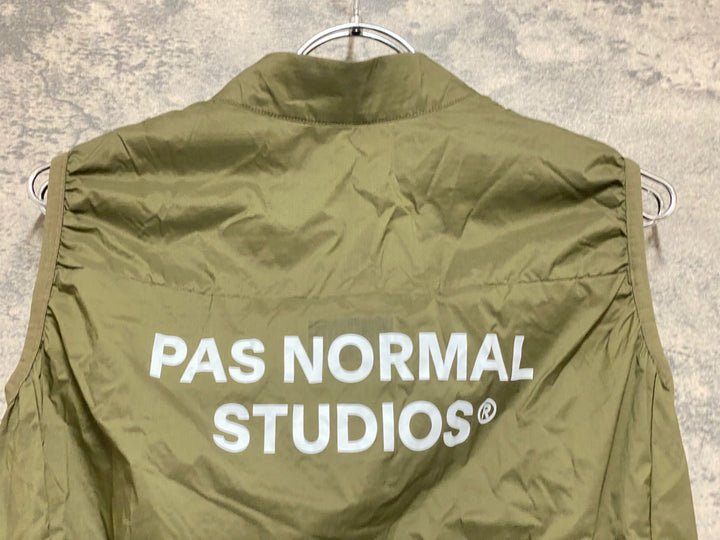 KM710 パスノーマルスタジオ PAS NORMAL STUDIOS ESSENTIAL INSULATED GILET サイクルベスト ジレ カーキ S