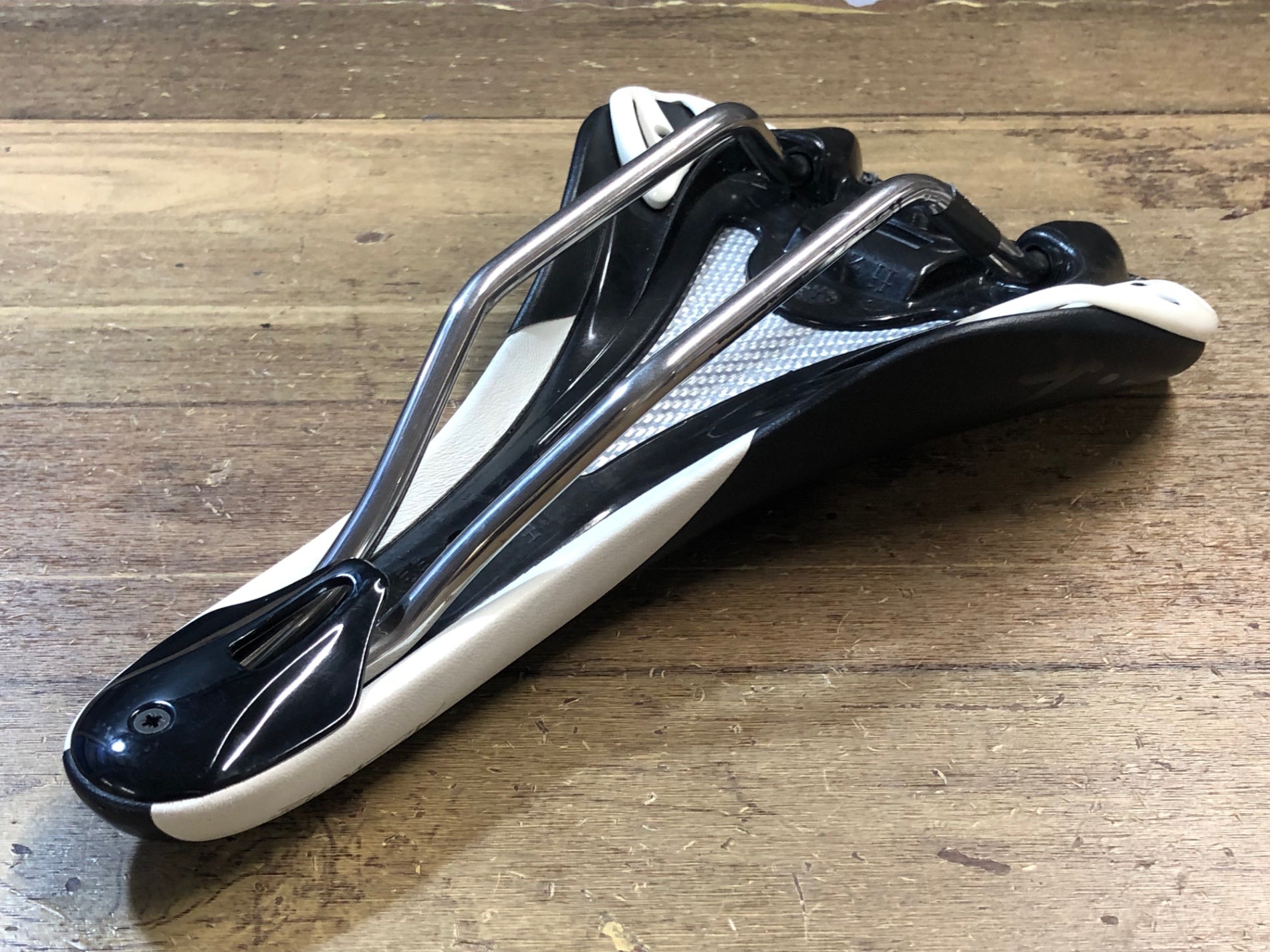 JV712 フィジーク fizik ALIANTE GAMMA kium サドル 黒 白 – BICI