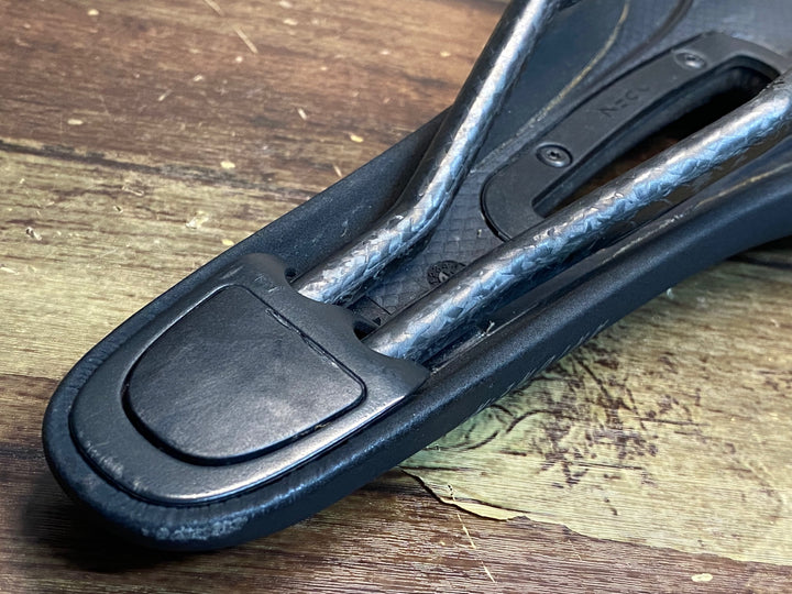 JH671 フィジーク fizik アリオネ ARIONE R1 OPEN サドル LARGE カーボンレール ※マジックペン跡あり